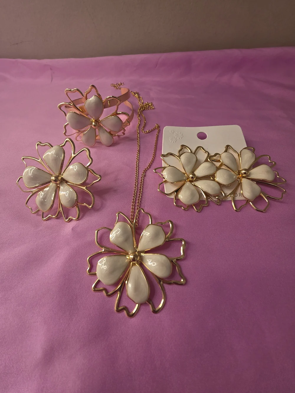 Gold Floral Pendant Necklace and Earring Set in Cream